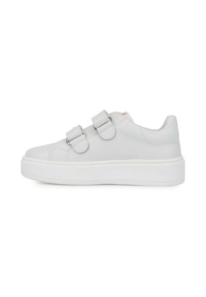 Sneaker bianca bassa con due cinturini regolabili in velcro e suola spessa in gomma, vista da lato su sfondo bianco.