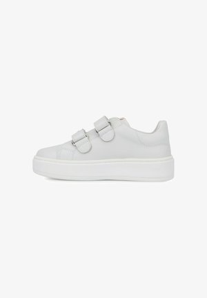 Sneaker bianca bassa con due cinturini regolabili in velcro e suola spessa in gomma, vista da lato su sfondo bianco.