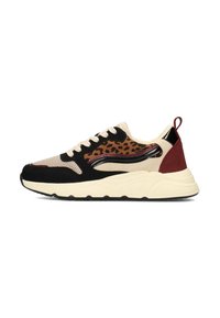 Sneaker con una combinazione di colori nero, beige e rosso bordeaux, caratterizzate da una parte superiore con stampa leopardata, materiale in suede e rete, e una suola bianca spessa.