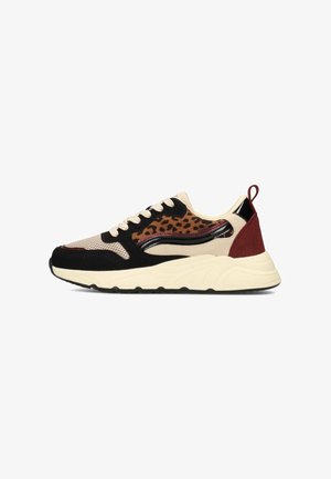 Sneaker in Schwarz, Beige und Bordeauxrot, mit einem Obermaterial im Leopardenmuster, aus Wildleder und Mesh und einer dicken weißen Sohle.