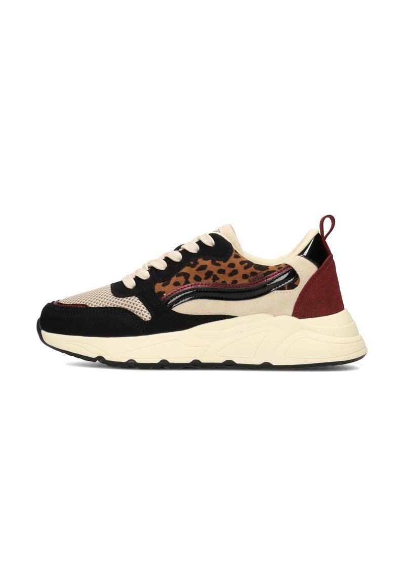 Sneaker con una combinazione di colori nero, beige e rosso bordeaux, caratterizzate da una parte superiore con stampa leopardata, materiale in suede e rete, e una suola bianca spessa.