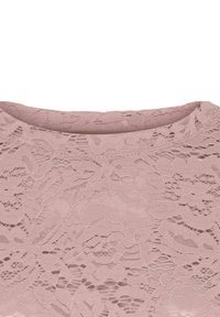 Blonde top i blid pink med et blomsterprint. Har en rund halsudskæring og et fint, tekstureret blondeoverlay.