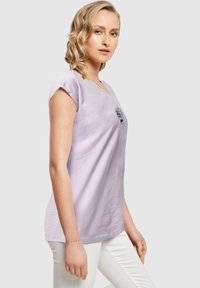 Merchcode FRIDA KAHLO SKELETON EXTENDED SHOULDER TEE - Marškinėliai su spaudiniu - lilac