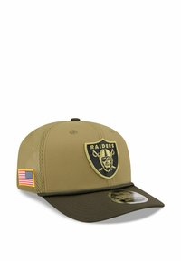 Olivgrüne Baseballmütze mit gebogenem Schirm, mit einem gestickten Raiders-Logo und einem Patch der amerikanischen Flagge an der Seite. Strukturierte Mesh-Einsätze.