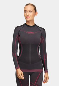 Czarna koszulka kompresyjna z długim rękawem, z różowymi akcentami, teksturowanym panelem z przodu, okrągłym dekoltem i dopasowanym krojem do aktywności fizycznej.