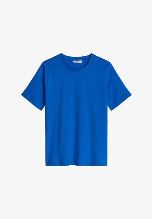 Blaues T-Shirt mit kurzen Ärmeln und Rundhalsausschnitt, mit kleinem, mittig platziertem "Marc O'Polo DENIM" Schriftzug auf der Vorderseite.