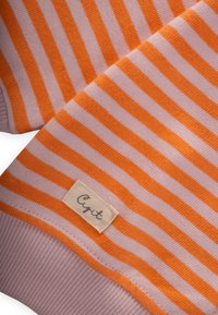 Sweter o dzianinowym splocie w pomarańczowe i różowe paski, z teksturowanym wykończeniem oraz małą metką marki wszytą w dół.