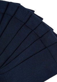 Calze di cotone blu navy impilate affiancate, con una texture a coste e un design senza cuciture sulla punta, raggruppate a forma di ventaglio.