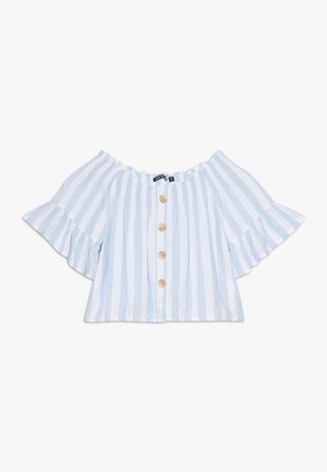 Blusa azul claro con hombros descubiertos, rayas blancas, mangas con volantes y cuatro botones de madera en la parte delantera. Material de algodón.