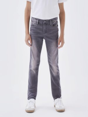 NKMTHEO - Pieguloša piegriezuma džinsi - grey denim