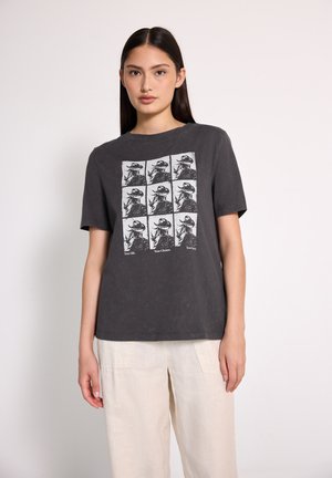 Camiseta de algodón gris con un estampado gráfico de ilustraciones repetidas, con texto debajo de cada imagen. Corte relajado y mangas cortas.