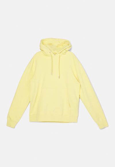 Haut en coton jaune avec une poche sur le devant, capuche à cordon de serrage et poignets côtelés. Texture douce et coupe décontractée.