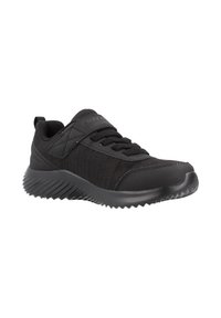 Zapato deportivo negro con parte superior de malla, acentos texturizados, cierre de cordones y una suela de goma acolchada con un patrón estriado.
