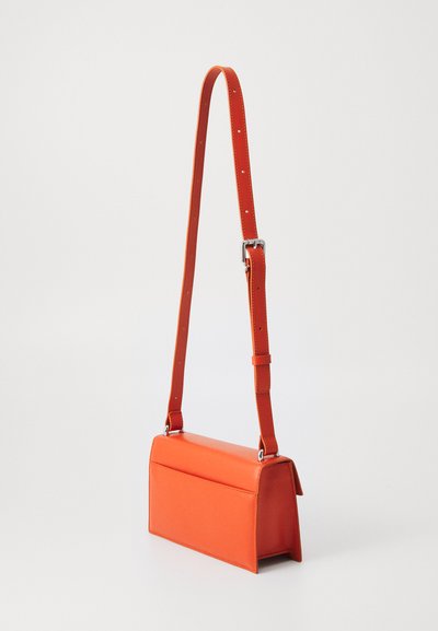 Obdélníková oranžová kožená kabelka s dlouhým nastavitelním popruhem a minimalistickým designem. Disponuje hladkým povrchem a elegantním zapínáním.