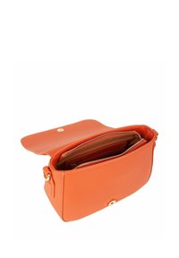 Sac bandoulière orange en cuir texturé avec un rabat et des ferrures dorées. L'intérieur comprend une poche zippée et des compartiments supplémentaires pour l'organisation.