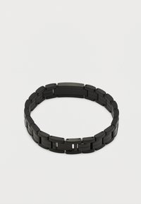 Μαύρο ματ μεταλλικό βραχιόλι με μαύρους ορθογώνιους κρίκους τοποθετημένους σε κυκλική μορφή σε λευκό φόντο.