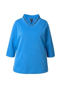 Top azul de manga tres cuartos con diseño de escote en V y detalle de cuello en contraste. Confeccionado en tejido suave, presenta un ajuste relajado.