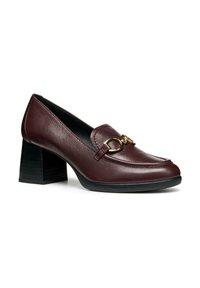 Mocasines de cuero burdeos con punta redondeada, tacón bajo, detalle de herrajes dorados y superficie superior texturizada. Suela de goma negra.