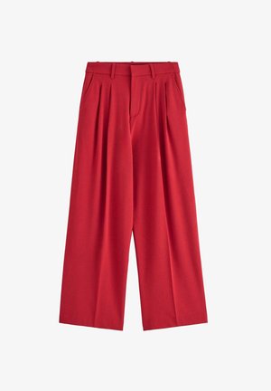 Röda högmidjade vida byxor med veck, bälteshällor och sidofickor, visade mot en vit bakgrund.