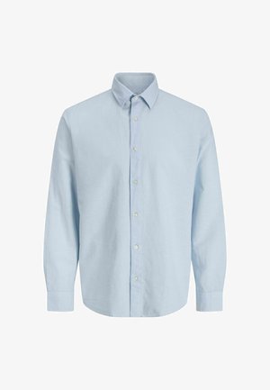 Lys blå langermet skjorte med knapper foran, spiss krage og hvite knapper, vist på hvit bakgrunn.