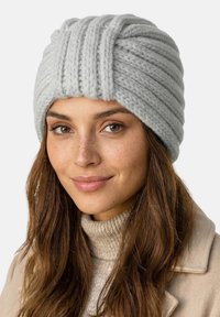 Grå hue med kabelstrik, der har et tekstureret design og tykt garn, som giver varme og en tæt pasform.