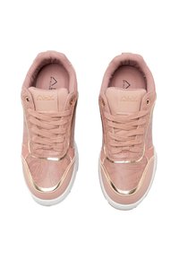 Sneakers rosa con finitura in pelle texture, dettagli metallici dorati e design con lacci. Presentano una sovrapposizione decorata e suola bianca.