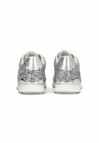 Sneakers argentati con una parte superiore in mesh testurizzato e accenti glitterati argento sul tallone. Suola bianca con un semplice motivo di battistrada.