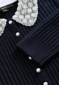 Pull côtelé bleu marine foncé avec boutons en perle blanche et col en dentelle fleurie blanche ornée de perles de NEXT.