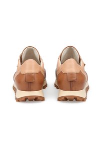 Scarpe in pelle marrone con un design elegante, caratterizzate da un tacco arrotondato e una suola testurizzata per migliorare la trazione. Parte superiore liscia e suola in contrasto.