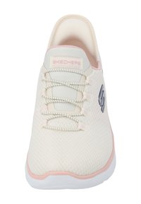 Lichtcreme sportshoe met mesh bovenkant, roze accenten, grijs logo en witte zool. Bevat elastische veters en een gevoerde kraag.