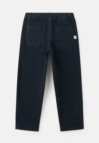 Temno modri denim hlače z elastičnim pasom, dvema zadnjima žepoma in majhno blagovno znamko. Teksturovan material z gladkim zaključkom.