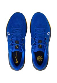 Baskets de sport bleu avec une partie supérieure en maille, logo Swoosh blanc, accents jaunes, lacets plats et une semelle texturée pour une meilleure adhérence.