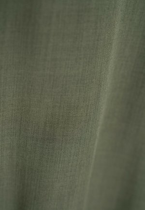 Teksturowana tkanina w odcieniu oliwkowej zieleni, prezentująca gładk ą, tkane powierzchnię z delikatnymi zmarszczkami i subtelnym połyskiem.