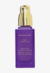 Bottiglia di vetro viola con tappo a pompa dorato. Il testo dell'etichetta include "Revolution Pro Miracle Refining Retinoid Serum" in bianco.