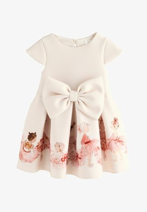Rochie pentru copil mic, de culoare crem, cu o fundă mare în față și fustă imprimată cu balerine ilustrate în tutu-uri roz.