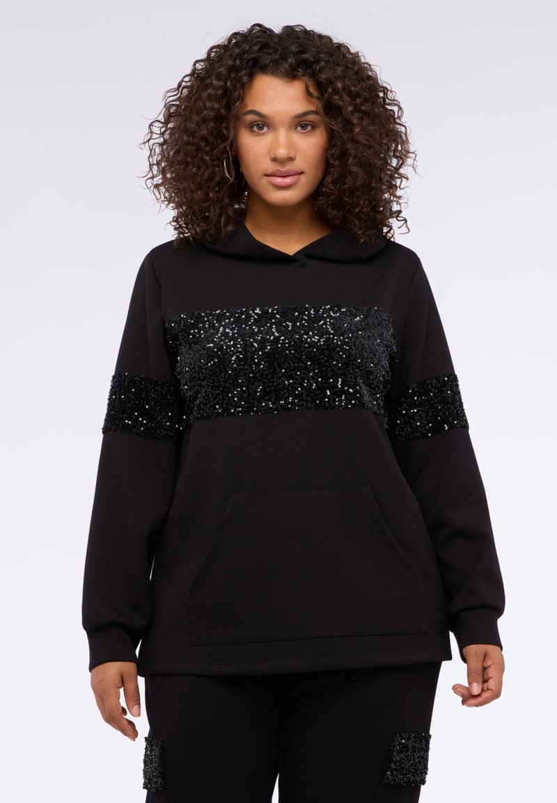 Felpa nera con cappuccio, caratterizzata da un pannello di paillettes nere testurizzate sul petto e sulle maniche, con tasca frontale e vestibilità comoda.