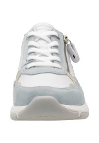 Baskets bleu clair et blanches en matériaux suédé et cuir, à bout rond, lacets blancs, fermeture éclair sur le côté et semelle blanche texturée.