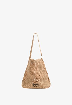 Bolso tote de paja beige tejido con asa larga y texto negro bordado "BINX A TOLA" cerca del borde inferior.