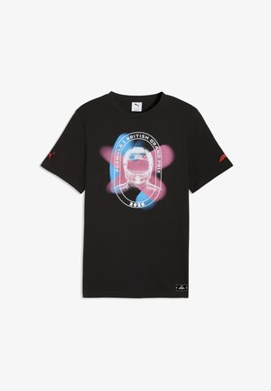 Czarny t-shirt z krótkim rękawem z kolorową grafiką kasku wyścigowego i napisem "Formula 1 British Grand Prix 2026" z przodu.