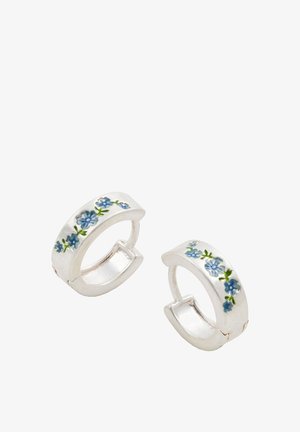 Strieborné kruhové náušnice s kvetinovým smaltovaným dizajnom, ktoré obsahujú modré kvety a zelené lístky, s oblým tvarom a lesklou textúrou.