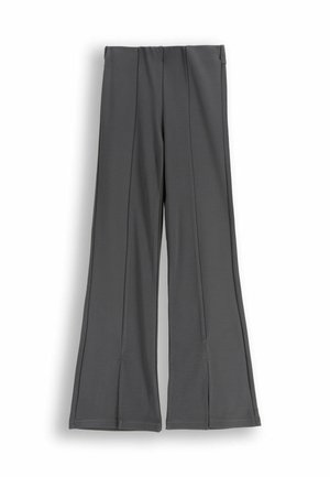 Ciemnoszare rozszerzane spodnie z przednimi szwami, elastycznym pasem i długimi nogawkami, pokazane na płasko na białym tle.