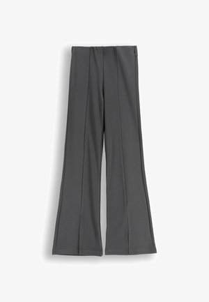 Ciemnoszare rozszerzane spodnie z przednimi szwami, elastycznym pasem i długimi nogawkami, pokazane na płasko na białym tle.