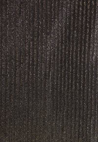 Mørk stof med lodrette sølvmetallic striber, der skaber et glitrende, tekstureret mønster.