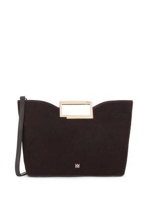 Sac à main en daim noir avec bord supérieur festonné, poignée rectangulaire dorée, petit logo doré au centre en bas et bandoulière amovible.