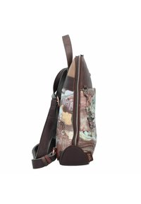 Braune Leder-Schultertasche mit einer seitlichen Reißverschlusstasche, abstraktem mehrfarbigem Design, kontrastierenden braunen Akzenten und Details aus Metall.