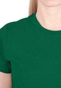 T-shirt in cotone verde con scollatura a girocollo e maniche corte. Tessuto liscio con dettagli di cucitura visibili lungo le cuciture.