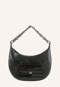 Zwarte handtas van krokodillenleer met een gebogen silhouet, glanzende textuur en een kettingband. Voorzien van een klein metallic logo aan de voorkant.