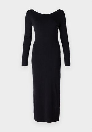 Abito nero a maniche lunghe con scollatura off-the-shoulder, realizzato in tessuto a coste, con una silhouette aderente e un orlo lungo alla caviglia.