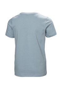 Camiseta de algodón de manga corta azul claro con cuello redondo y una textura suave. Diseño simple sin patrones ni acentos visibles.