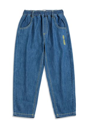 Pantaloni in denim blu con cintura elastica, tasche frontali, cuciture gialle e testo giallo "BOBO CHOSES" sulla coscia destra.